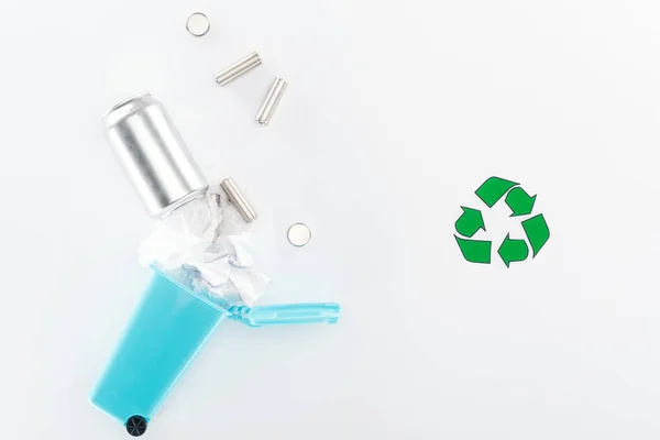 Piles, boîtes et papiers tombant dans une poubelle de jouets sur fond gris avec symbole de recyclage — Photo de stock