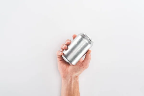 Vista recortada del hombre sosteniendo lata vacía sobre fondo gris - foto de stock