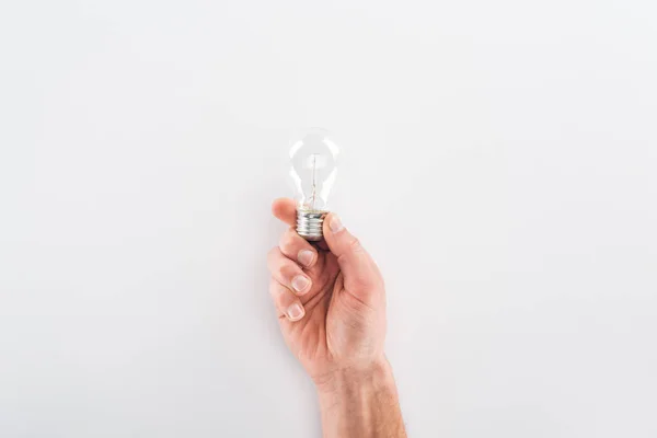 Vista parziale dell'uomo che tiene la lampadina su sfondo grigio — Foto stock