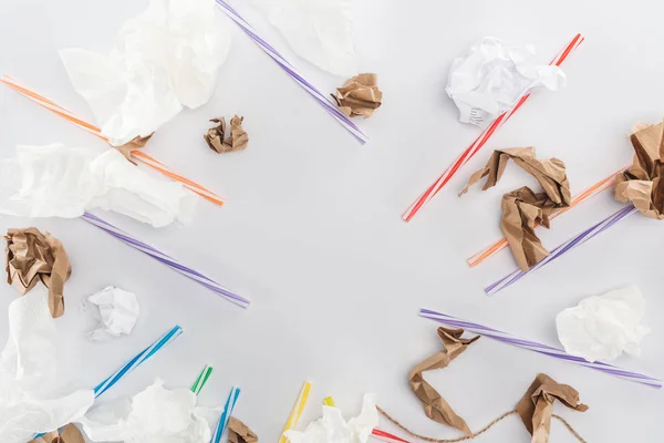 Vista dall'alto di tubi di plastica e carta su sfondo grigio con spazio di copia — Foto stock