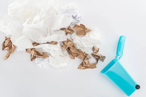 Vista superior da lata de lixo de brinquedo azul e papel no fundo cinza — Fotografia de Stock