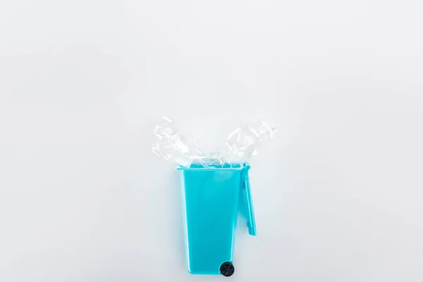 Blick von oben auf blauen Spielzeugmülleimer und leere Plastikflasche — Stockfoto