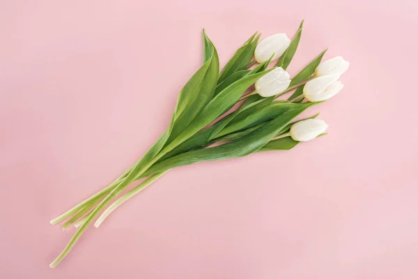 Vue de dessus du bouquet de printemps avec des tulipes blanches isolées sur rose — Photo de stock