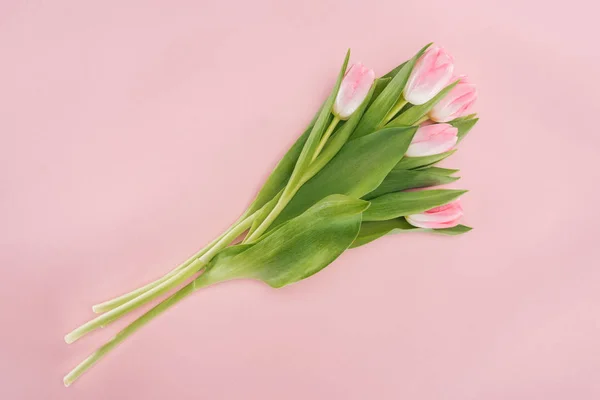 Vue de dessus du bouquet avec tulipes à ressort isolées sur rose — Photo de stock