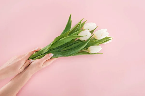 Abgeschnittene Ansicht der Frau mit Strauß weißer Tulpen isoliert auf rosa — Stockfoto