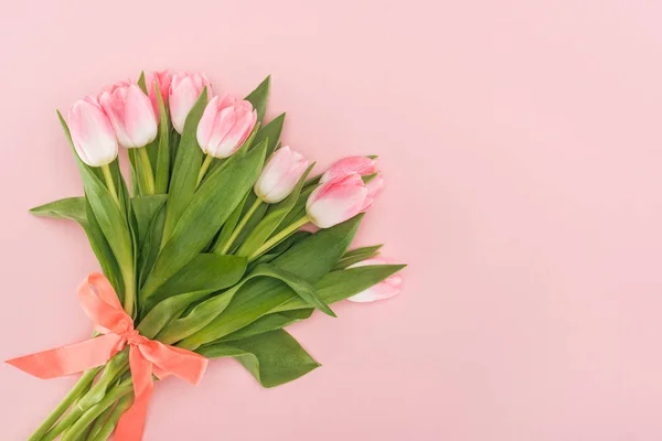 Top view of spring tulip bouquet with ribbon isolated on pink — Stock Photo