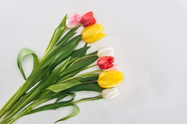 Вид сверху букета с разноцветными цветами тюльпана, изолированными на сером — стоковое фото