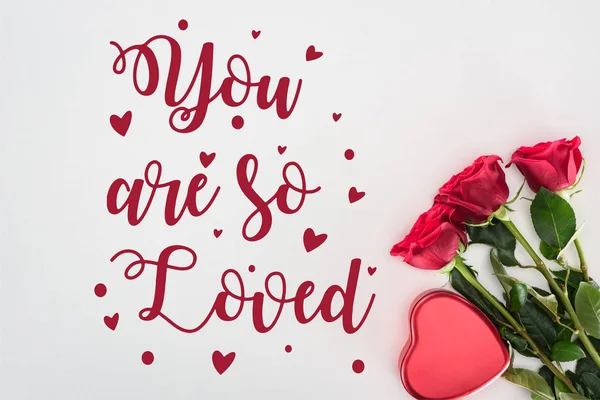 Hermoso corazón rojo decorativo y flores de rosas tiernas aisladas sobre fondo gris con letras 