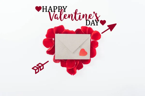 Vista superior do envelope e coração feito de pétalas de rosa vermelha isoladas no branco com letras 