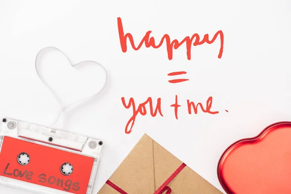 Draufsicht auf Audiokassette mit 'Liebeslieder' -Schriftzug und Herzsymbol isoliert auf weißem, Valentinstag-Konzept mit Liebesschrift — Stockfoto