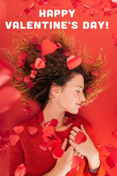 Vista superior de la niña y la caída de confeti en forma de corazón aislado en rojo con letras 