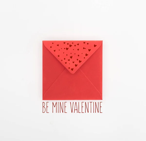 Pose plate avec enveloppe rouge isolée sur blanc, concept St Valentin avec lettrage 