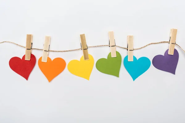 Arco iris multicolor corazones de papel en la cuerda aislado en blanco, concepto lgbt - foto de stock