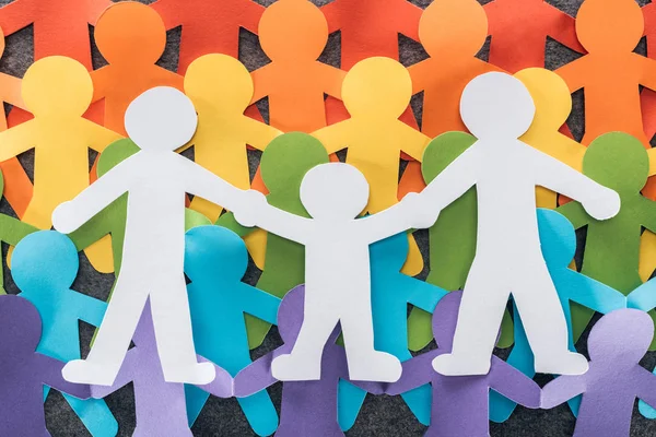 Arco iris multicolor mismo sexo papel corte familia, concepto lgbt — Stock Photo