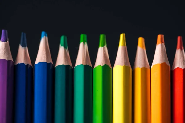 Matite multicolore arcobaleno affilato isolato su nero, concetto lgbt — Foto stock