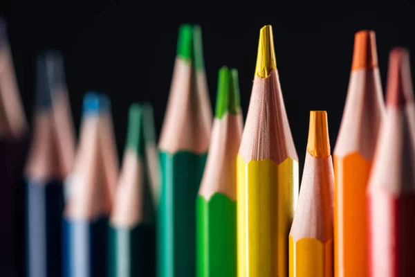 Селективный фокус радужных разноцветных карандашей, изолированных на черном, lgbt концепции — стоковое фото