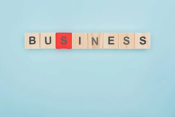 Вид зверху бізнес-нотатки, розташовані з дерев'яних кубиків на синьому фоні — стокове фото