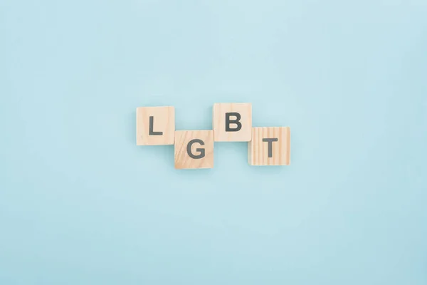 Vue du dessus du lettrage lgbt en cubes de bois sur fond bleu — Photo de stock