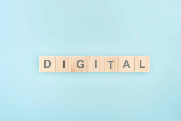 Ansicht des digitalen Schriftzugs aus Holzwürfeln auf blauem Hintergrund — Stockfoto