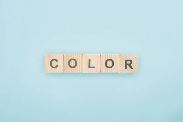Draufsicht auf farbigen Schriftzug aus Holzwürfeln auf blauem Hintergrund — Stockfoto