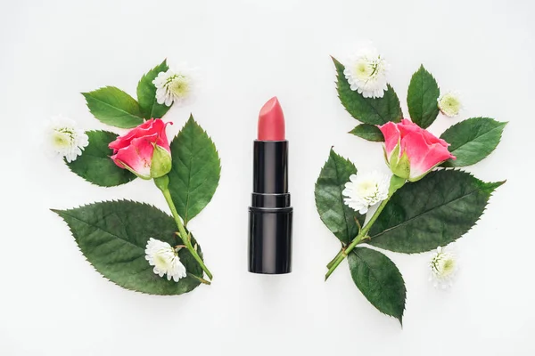 Draufsicht auf Lippenstift zwischen Boutonnieres isoliert auf Weiß — Stockfoto