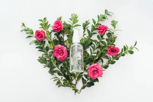 Draufsicht auf leere Sprühflasche auf Blumen Zusammensetzung auf weißem Hintergrund — Stockfoto