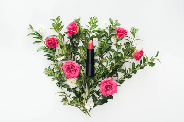 Draufsicht auf Lippenstift auf Blumen Komposition auf weißem Hintergrund — Stockfoto