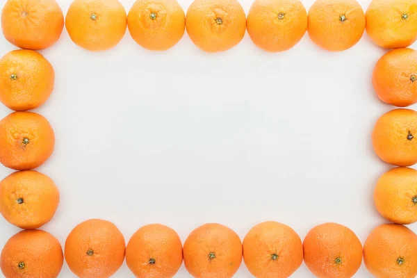 Moldura bordas de tangerinas maduras no fundo branco com espaço de cópia — Fotografia de Stock