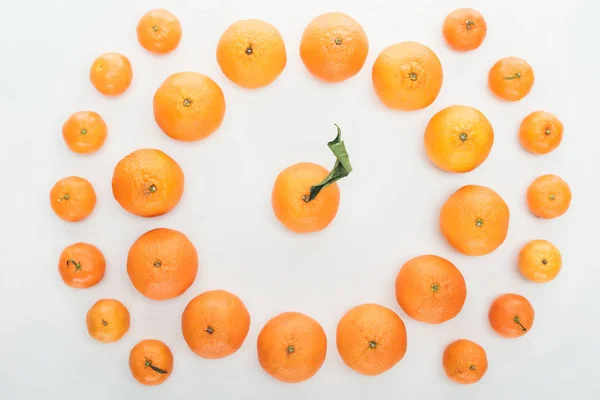 Draufsicht auf reife leuchtend orangefarbene Mandarinen auf weißem Hintergrund — Stockfoto