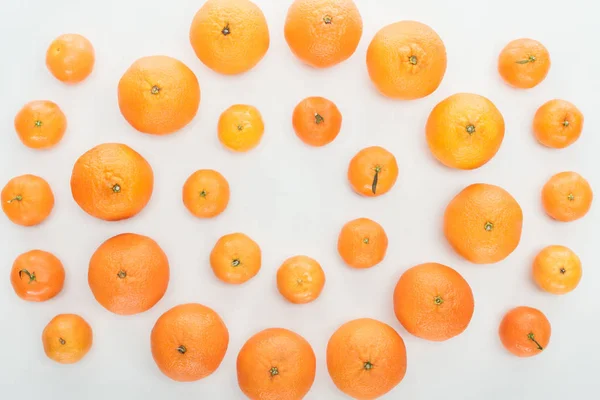 Flache Lage mit reifen leuchtend orangen Mandarinen auf weißem Hintergrund — Stockfoto