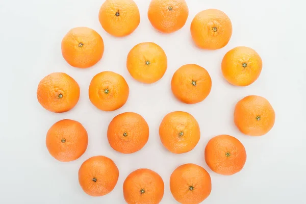 Вид зверху стиглих оранжевих мандаринів, розташованих у колі на білому тлі — стокове фото