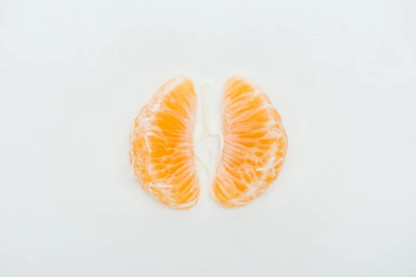 Vue de dessus des tranches de mandarine pelées sur fond blanc avec espace de copie — Photo de stock