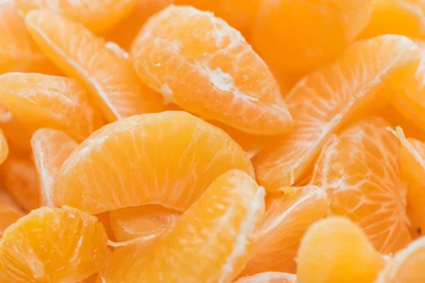 Крупным планом из ярко-оранжевого мандарина очищенных ломтиков — стоковое фото