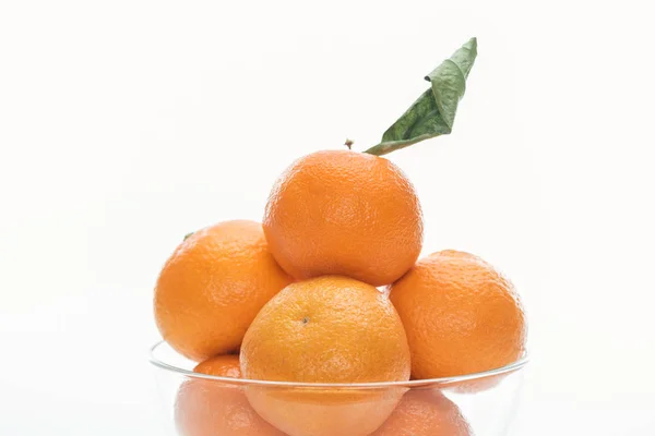 Gros plan de mandarines pile dans un bol en verre isolé sur blanc — Photo de stock