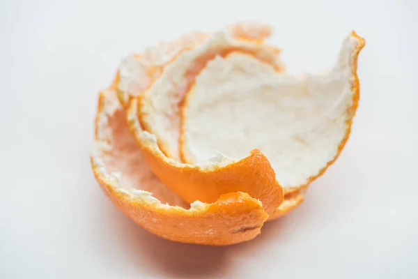 Enfoque selectivo de la cáscara de mandarina sobre fondo blanco - foto de stock