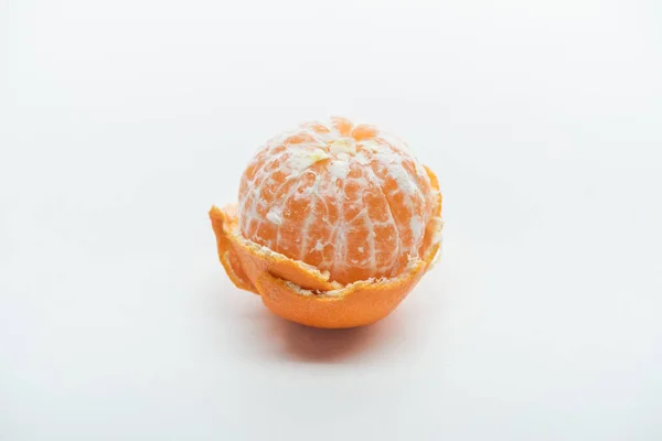 Reife saftige ganze geschälte Mandarine mit Schale auf weißem Hintergrund — Stockfoto