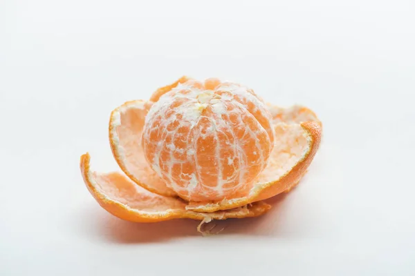 Laranja suculenta madura toda tangerina descascada com casca no fundo branco — Fotografia de Stock