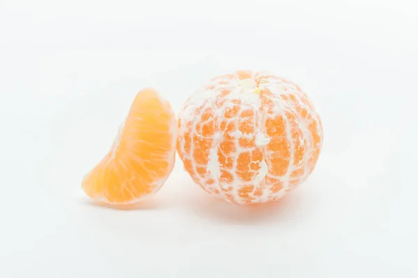 Laranja suculenta madura toda tangerina descascada com fatia no fundo branco — Fotografia de Stock