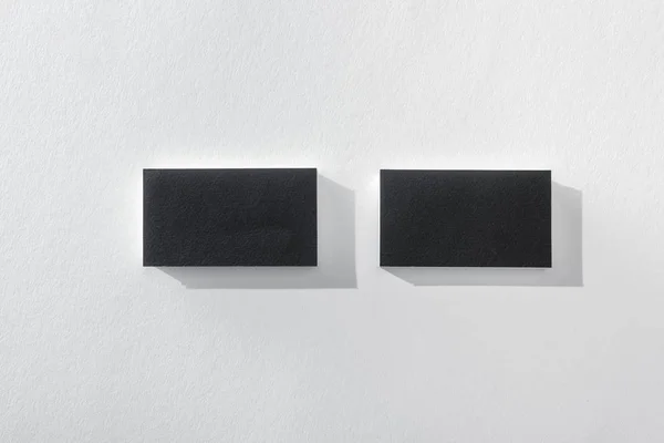 Вид черных пустых карт на белом фоне — стоковое фото