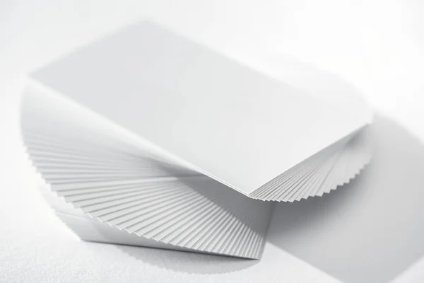Порожня картка на білому тлі з простором для копіювання — стокове фото