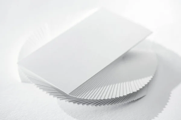 Cartão vazio no fundo branco com espaço de cópia — Fotografia de Stock