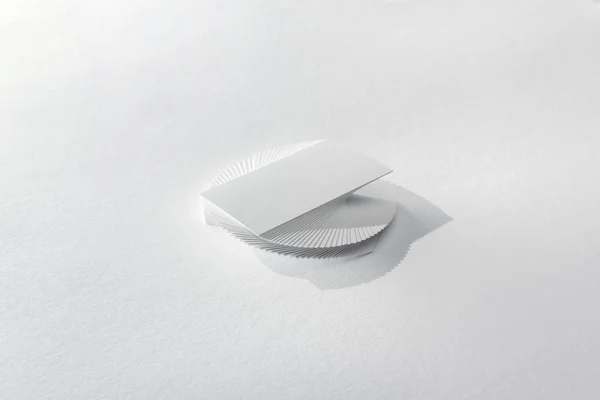 Пустая и пустая карточка на белом фоне с копированием пространства — стоковое фото