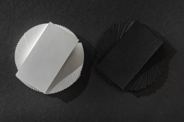Vista superior de cartões vazios na mesa preta com espaço de cópia — Fotografia de Stock