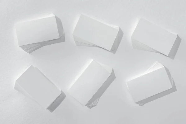 Vista superior de tarjetas en blanco sobre fondo blanco con espacio de copia — Stock Photo