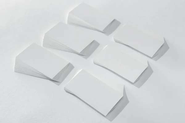 Cartões vazios e em branco no fundo branco com espaço de cópia — Fotografia de Stock