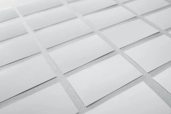 Close up de cartões em branco no fundo branco com espaço de cópia — Fotografia de Stock