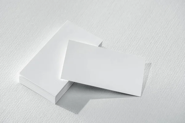 Cartões em branco na superfície branca com espaço de cópia — Fotografia de Stock