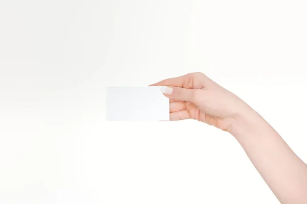 Vista recortada de la mujer sosteniendo la tarjeta en blanco aislado en blanco - foto de stock