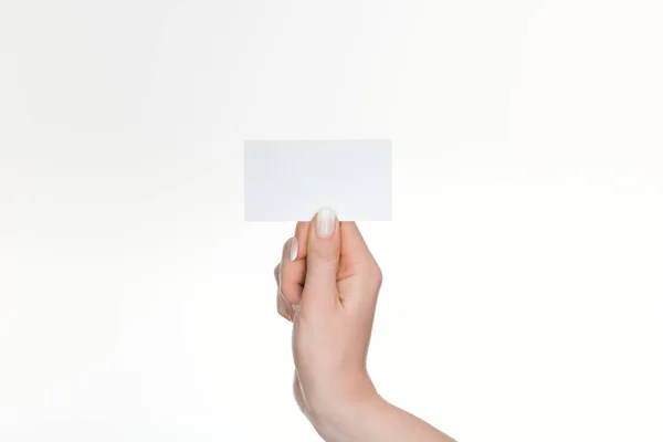 Visão parcial da mulher segurando cartão em branco e vazio isolado no branco — Fotografia de Stock