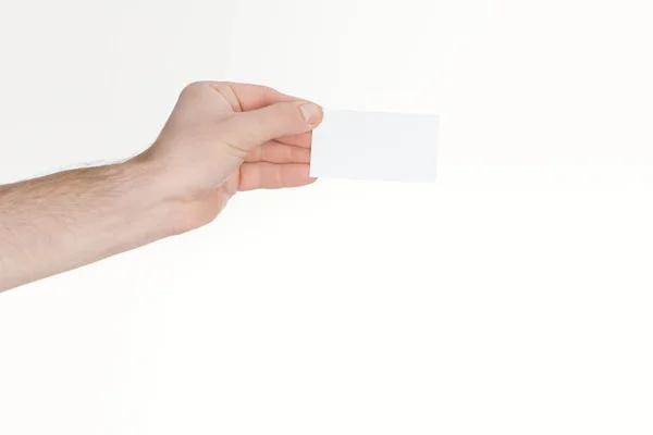 Vista recortada del hombre sosteniendo la tarjeta vacía sobre fondo blanco - foto de stock